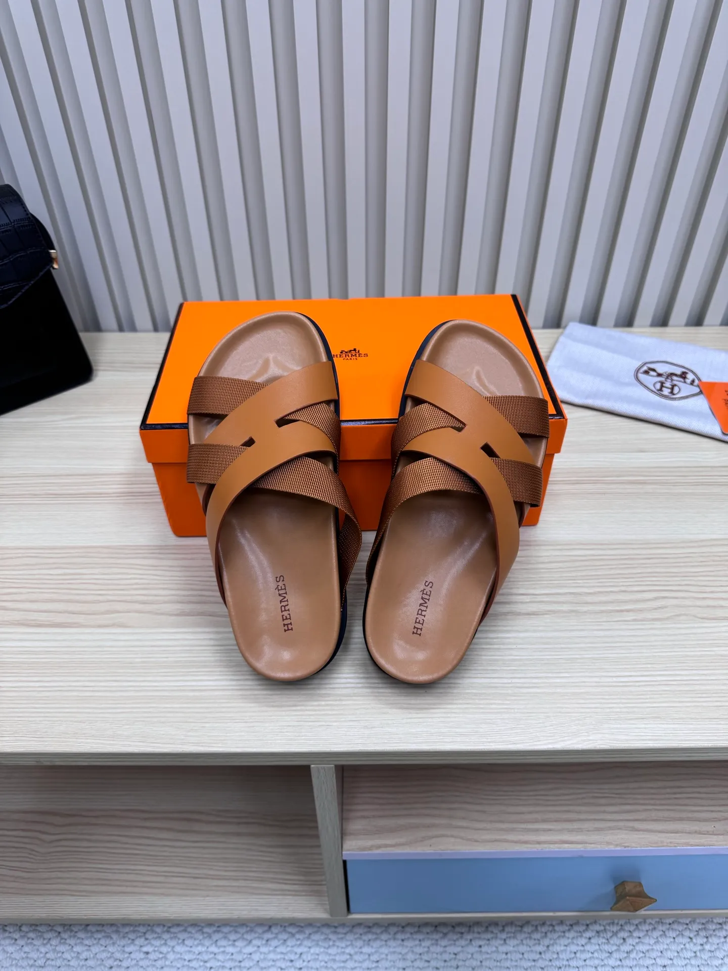 👟👟Ex-factory price 502👟👟 (Top version) Hermes 🐎The extremely popular couple's second uncle slippers/the latest snake print sandals and slippers, paired with various colorful socks, so trendy!  ———————— Upper: imported cowhide/sheep leather/cloth/palmprint leather lining: imported cowhide/sheepskin outsole: Tpu non-slip and wear-resistant outsole Female size: 35-42 (40.41.42 non-returnable and non-exchangeable) Male code: 39-45 (45 non-returnable and non-exchangeable)